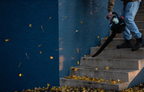 Laubsauger Anwendung auf einer Treppe