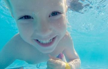 Baden mit geöffneten Augen ist in chlorhaltigem Wasser sehr unangenehm