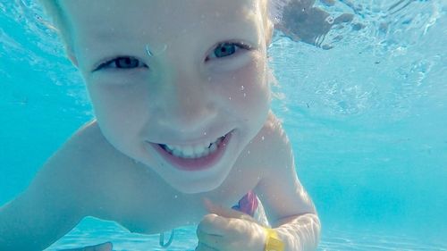 Baden mit geöffneten Augen ist in chlorhaltigem Wasser sehr unangenehm