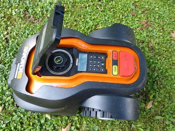 Mähroboter Steuerung geöffnet