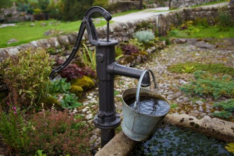 alte manuelle Grundwasserpumpe