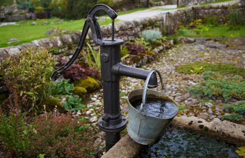 alte manuelle Grundwasserpumpe