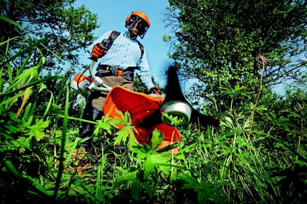 Benzin-Rasentrimmer im Einsatz