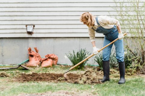 Gartenarbeit mit der Gartenhacke