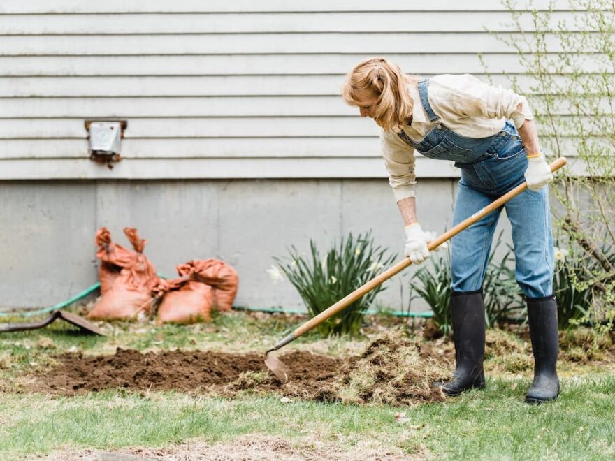 Gartenarbeit mit der Gartenhacke