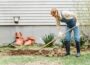 Gartenarbeit mit der Gartenhacke