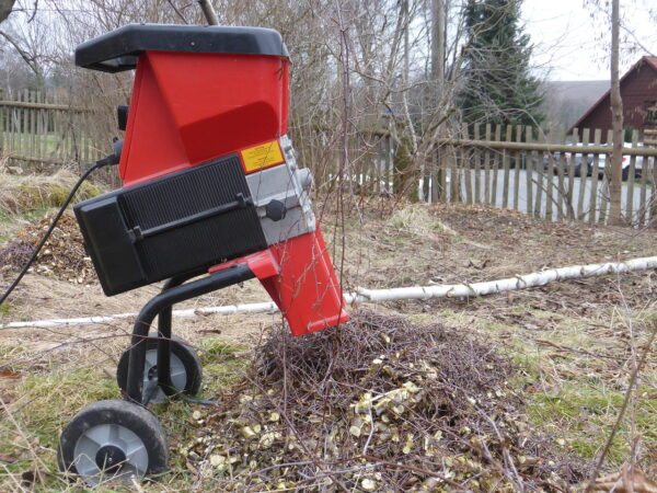 Gartenhäcksler beim häckseln von Bioabfall