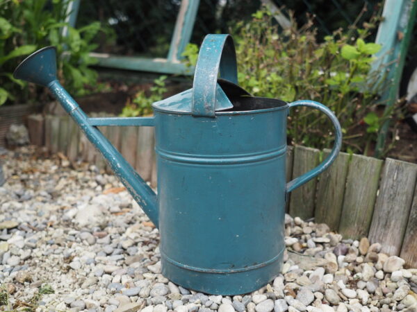 alte Gießkanne aus Metall Gießkanne Gartenarbeit Metall