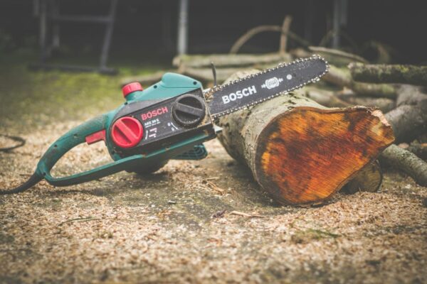 Bosch Kettensäge für Holzarbeiten im Garten" Bosch Kettensäge auf Baumstamm für Gartenarbeiten