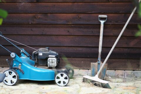Verschiedene Gartengeräte im Garten