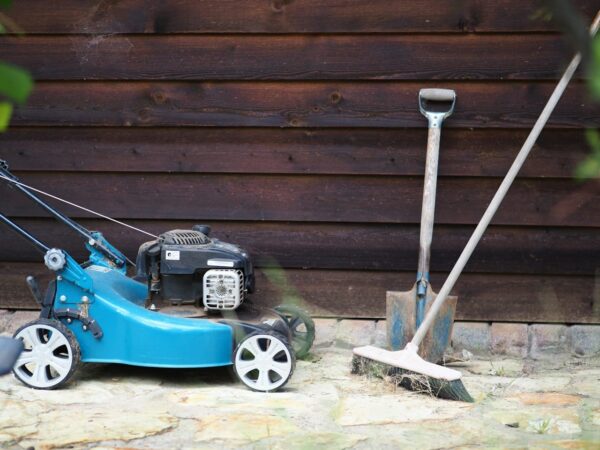 Must-Have Gartengeräte Verschiedene Gartengeräte im Garten